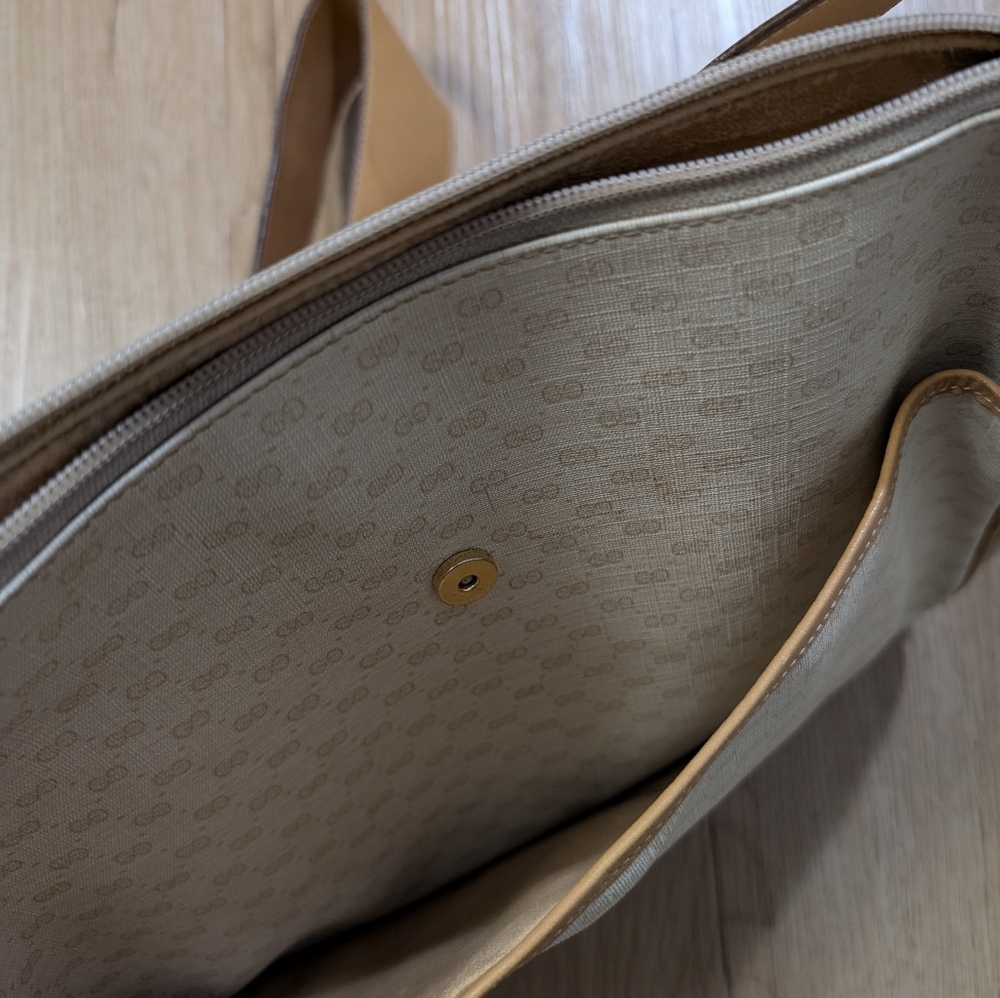 Gucci Crossbody - Picture 10 of 12